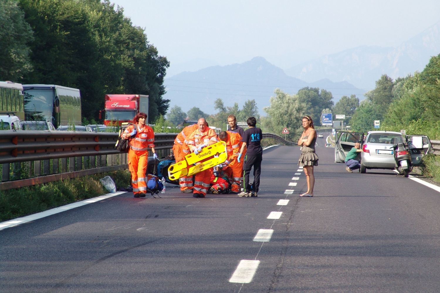 Pescara - Si schianta contro un albero, è grave