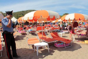 carabinieri in spiaggia