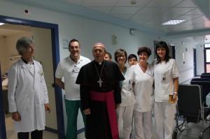 Monsignor Cibotti con il personale sanitario