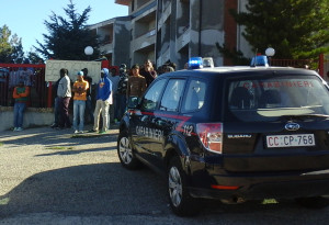 carabinieri davanti al centro profunghi