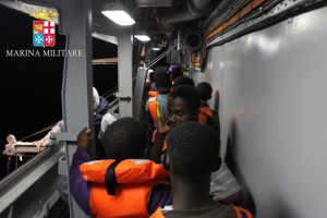Nella foto distribuita dall'ufficio stampa l'8 giugno 2014 un momento dei soccorsi di alcuni migranti da parte di una delle navi della Marina Militare che hanno soccorso, la mattina del'8 giugno 2014, 186 migranti, tra cui 45 donne (una incinta) e 58 minori (una decina i neonati) in viaggo da tre giorni. ANSA/UFFICIO STAMPA MARINA MILITARE +++NO SALES - EDITORIAL USE ONLY+++