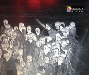 Nella tarda serata di ieri la nave Vega della Marina Militare ha soccorso un gommone recuperando 117 migranti, 27 maggio 2016. ANSA/TWITTER/MARINA MILITARE ++ NO SALES, EDITORIAL USE ONLY ++