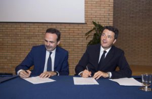 Il presidente del Consiglio, Matteo Renzi (D), all'università di Campobasso per firmare il Patto per il Molise, 26 luglio 2016. ANSA/UFFICIO STAMPA PALAZZO CHIGI-TIBERIO BARCHIELLI +++EDITORIAL USE ONLY - NO SALES+++