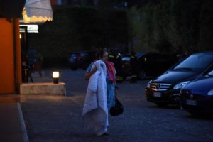 Persone passano la notte in strada a Norcia, dopo la forte scossa di terremoto della notteANSA/MATTEO CROCCHIONI