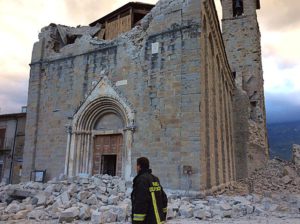 Il centro di Amatrice distrutto dal terremoto che nella notte ha colpito l'Italia centrale. Amatrice, 24 agosto 2016. ANSA/ ALBERTO ORSINI