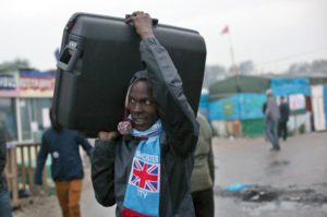 Migranti: Calais, partiti primi bus, situazione calma
