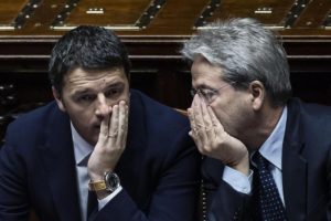 Il presidente del consiglio Matteo Renzi (s) con il ministro degli esteri Paolo Gentiloni (d) in una foto di archivio ANSA/ANGELO CARCONI