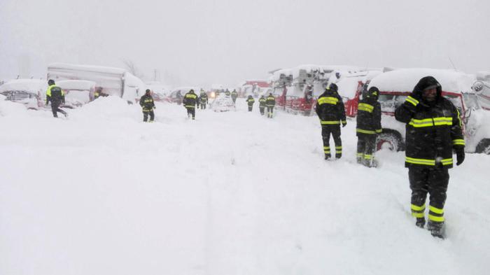 Hotel Rigopiano, estratte vive altre quattro persone Hotel Rigopiano, estratte vive altre quattro persone