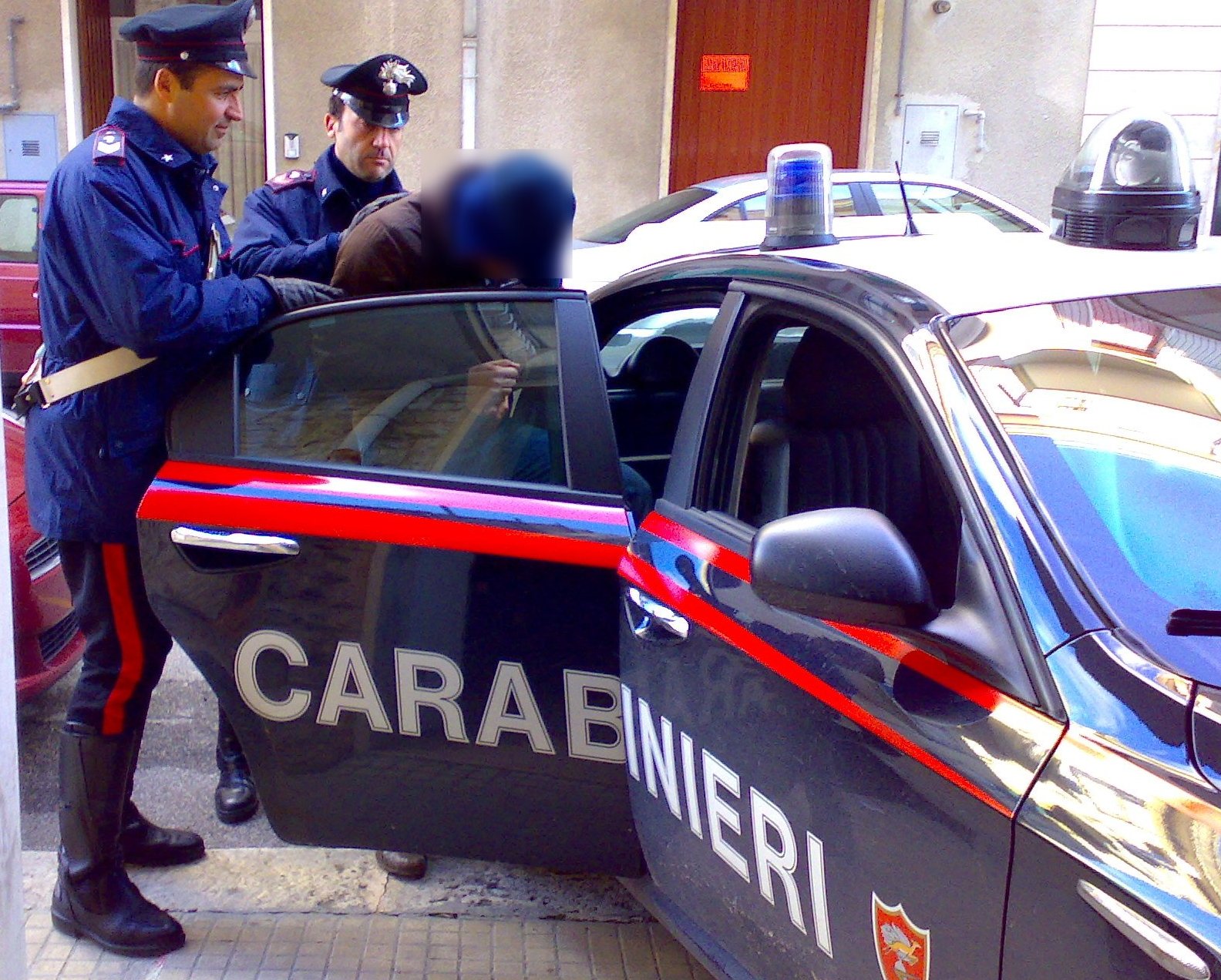Risultati immagini per foto di carabinieri che arrestano boss